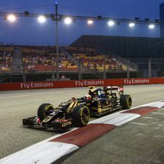 Pastor Maldonado bajo los focos de Marina Bay