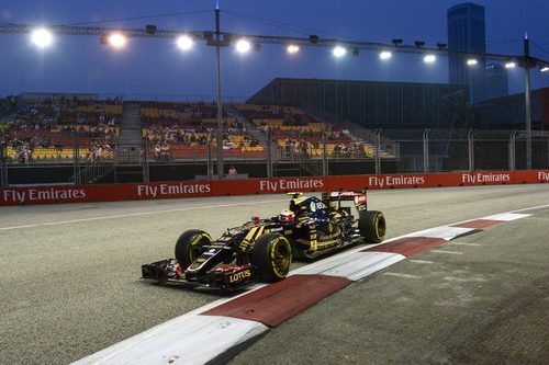 Pastor Maldonado bajo los focos de Marina Bay