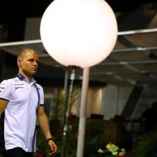 Valtteri Bottas caminando por el paddock de Singapur