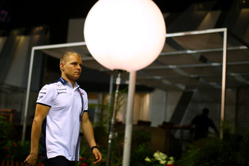 Valtteri Bottas caminando por el paddock de Singapur