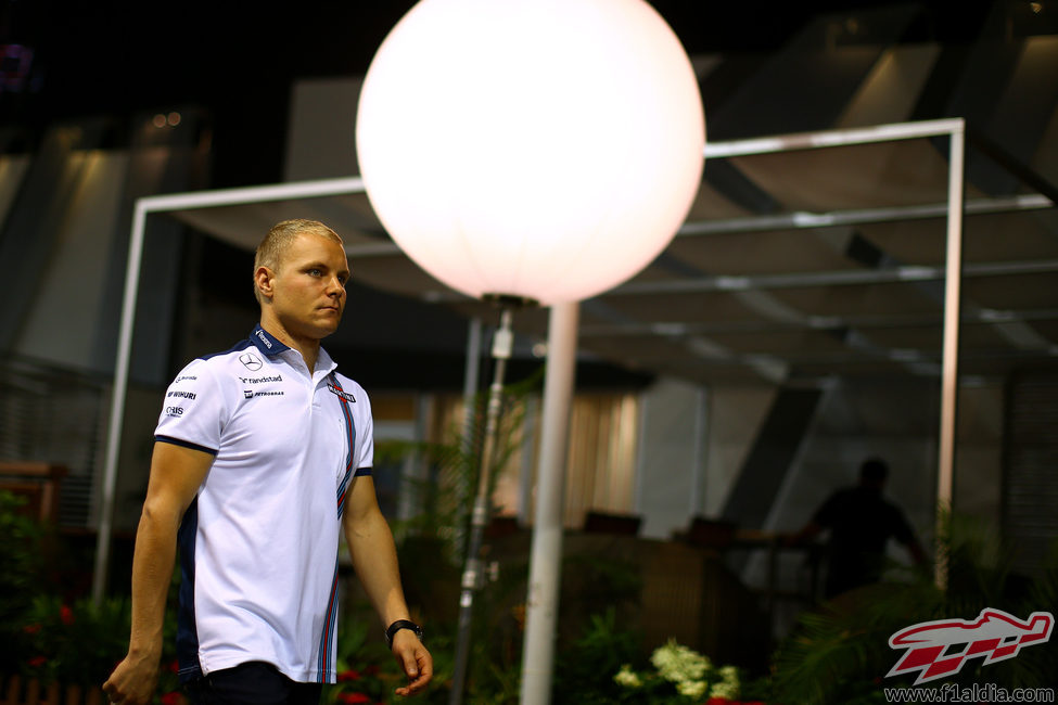Valtteri Bottas caminando por el paddock de Singapur