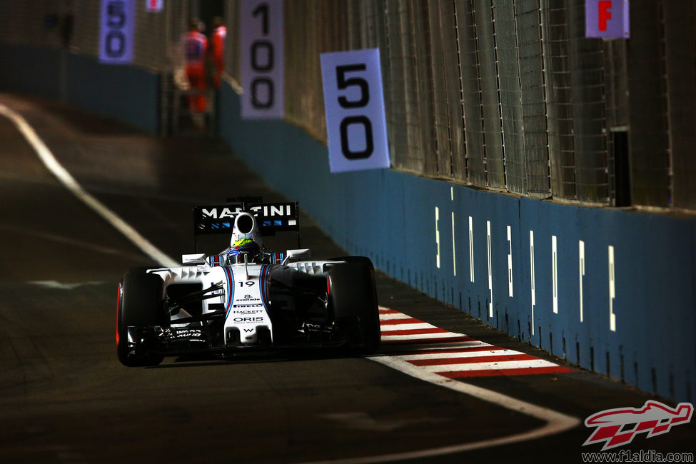 Felipe Massa acercándose a los muros del circuito