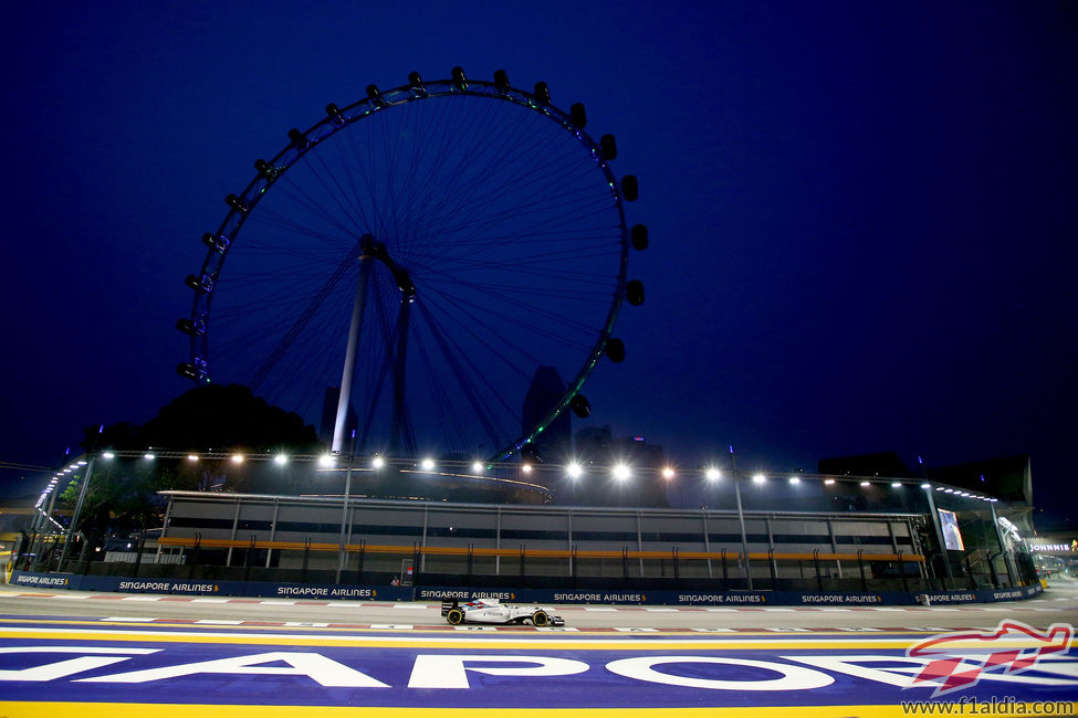 Felipe Massa rodando en la noche de Singapur