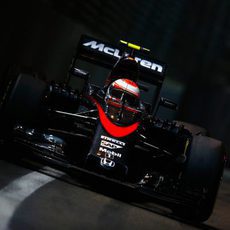 Jenson Button con los oscuros muros de Singapur