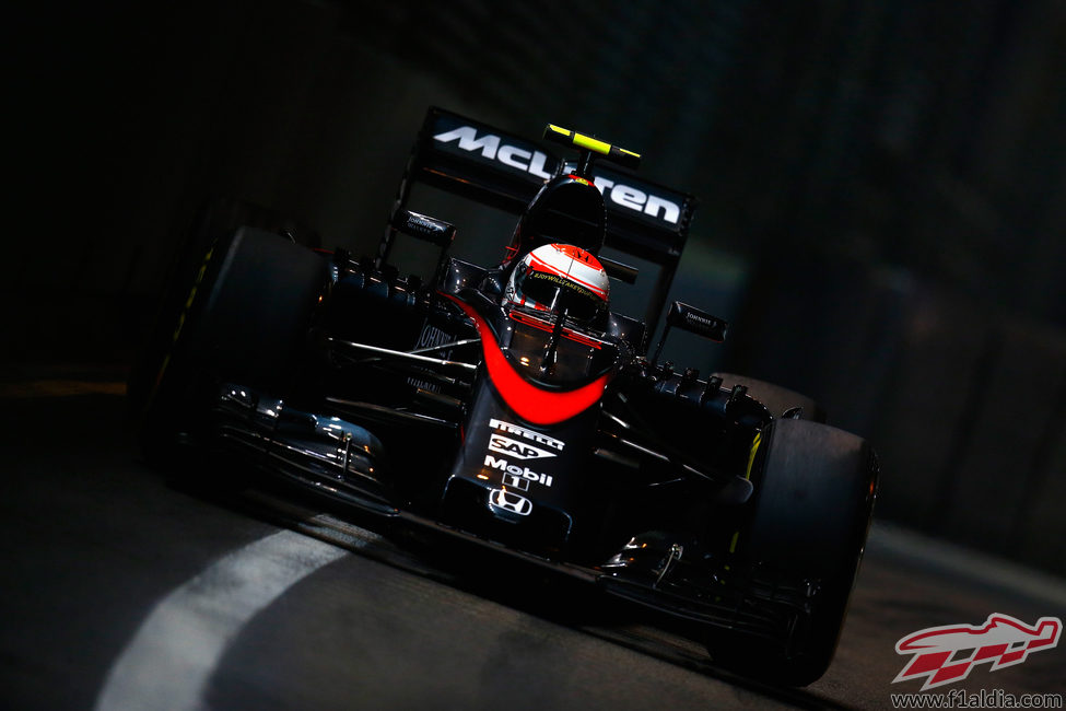 Jenson Button con los oscuros muros de Singapur