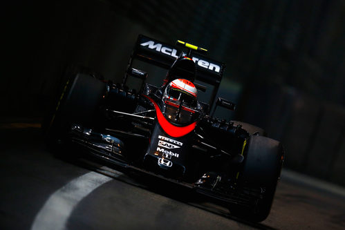 Jenson Button con los oscuros muros de Singapur