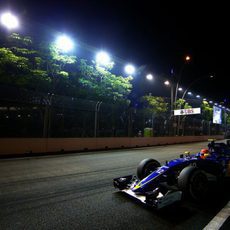 Felipe Nasr apurando los límites de la pista