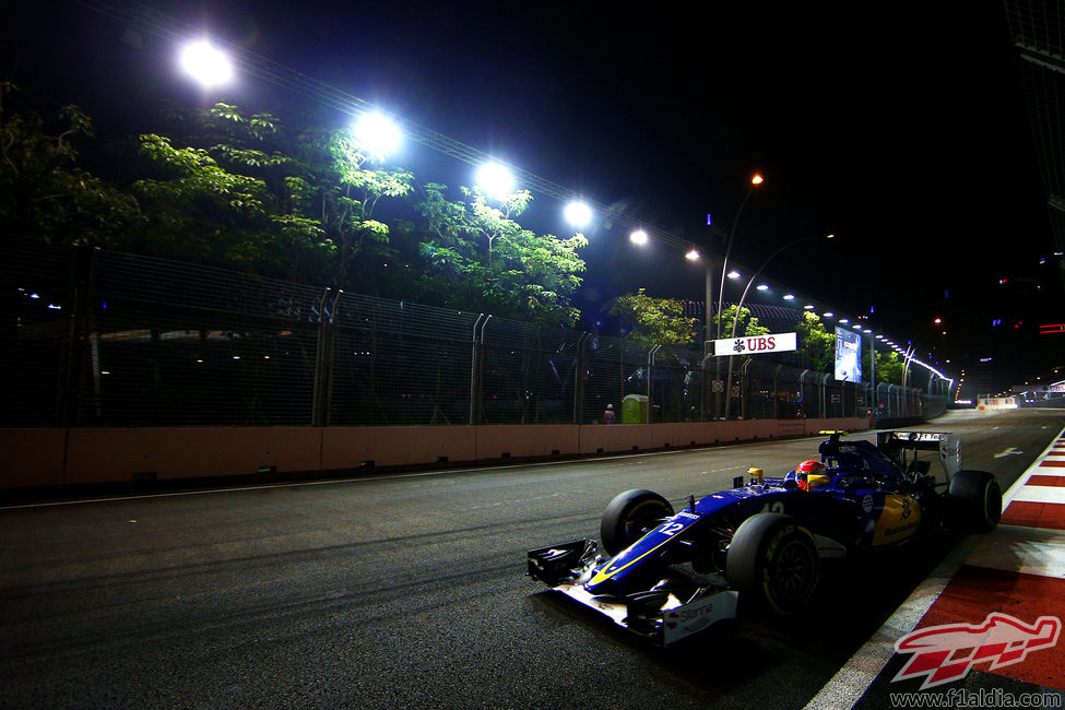 Felipe Nasr apurando los límites de la pista