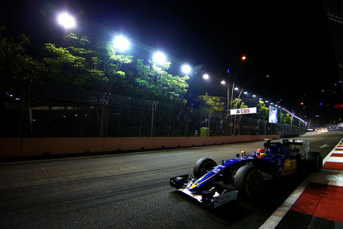 Felipe Nasr apurando los límites de la pista