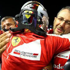 Sebastian Vettel se abraza a su equipo