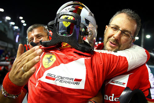 Sebastian Vettel se abraza a su equipo