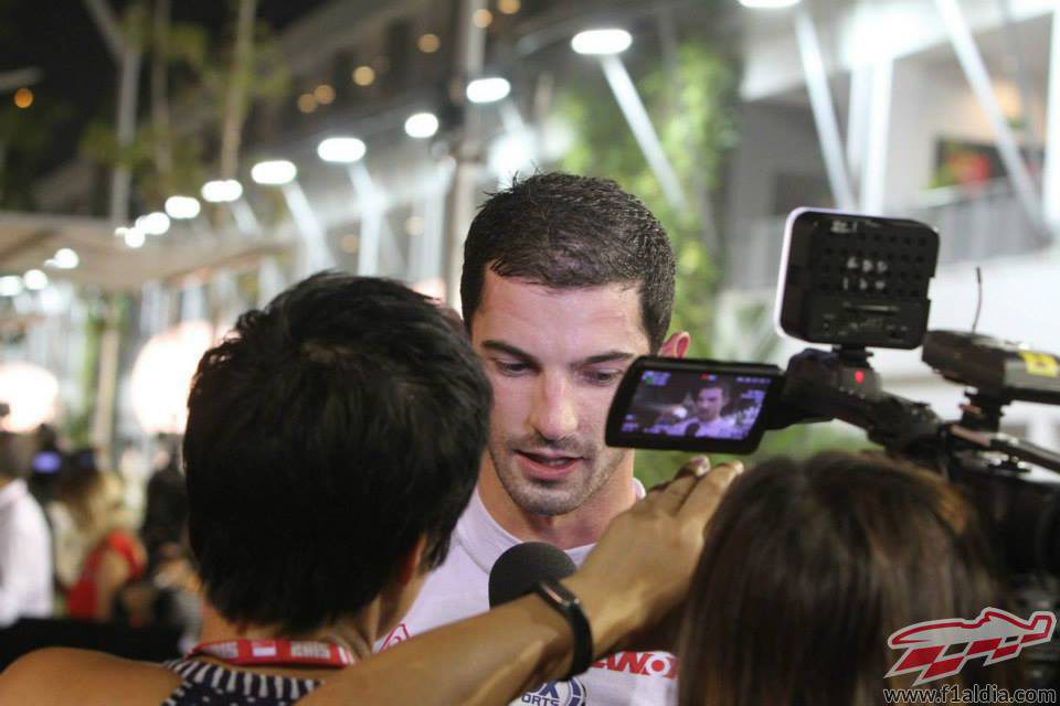 Alexander Rossi atiende a los medios