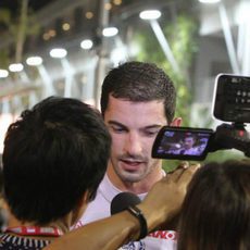 Alexander Rossi atiende a los medios