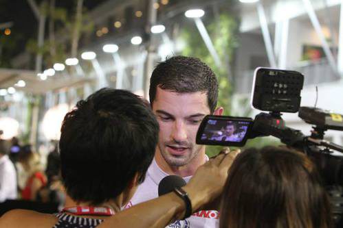 Alexander Rossi atiende a los medios