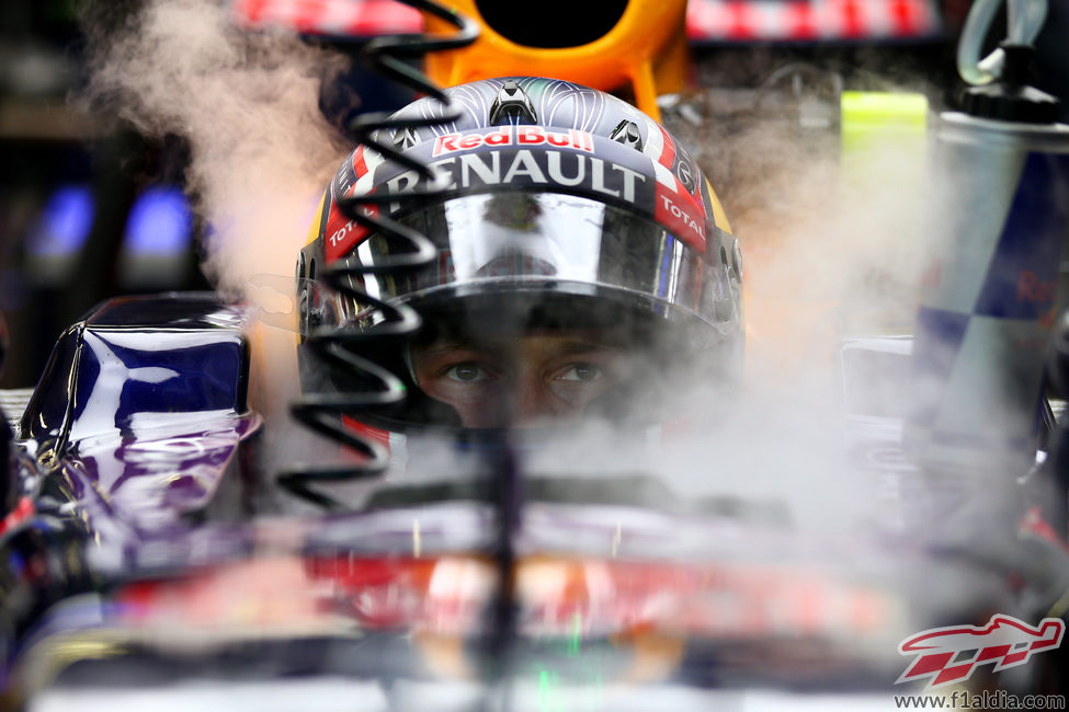 Daniil Kvyat refrescándose en el cockpit