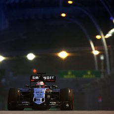 Nico Hulkenberg pilotando en la noche de Singapur