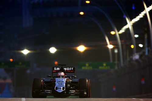 Nico Hulkenberg pilotando en la noche de Singapur