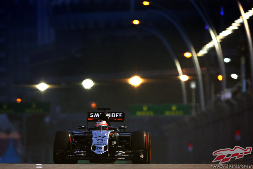 Nico Hulkenberg pilotando en la noche de Singapur