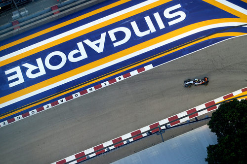 Sergio Pérez pilotando en el trazado de Marina Bay