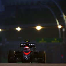 Jenson Button pilotando de noche