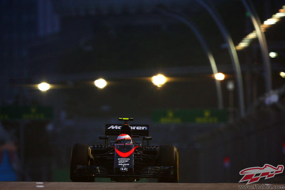 Jenson Button pilotando de noche