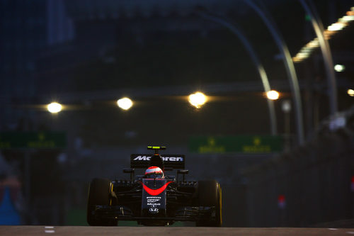 Jenson Button pilotando de noche