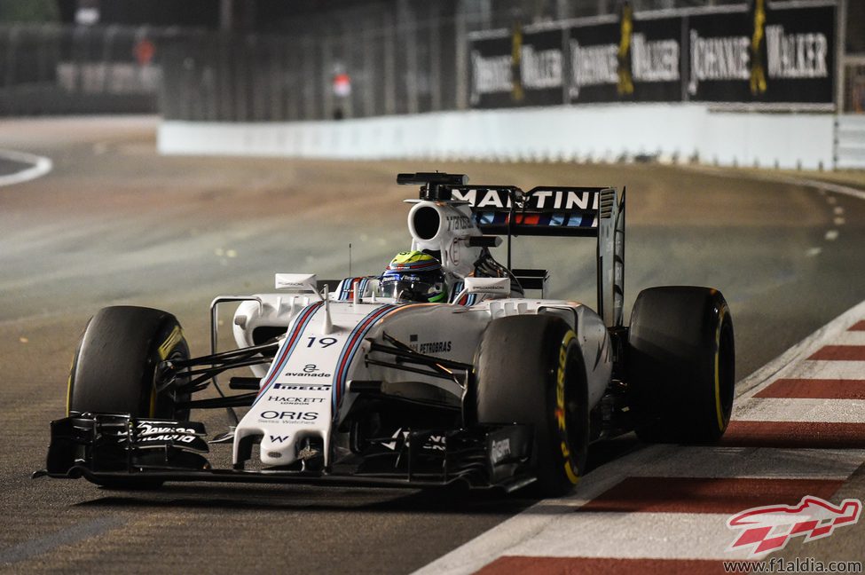 Felipe Massa apurando la trazada