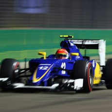 Felipe Nasr luchando con los neumáticos