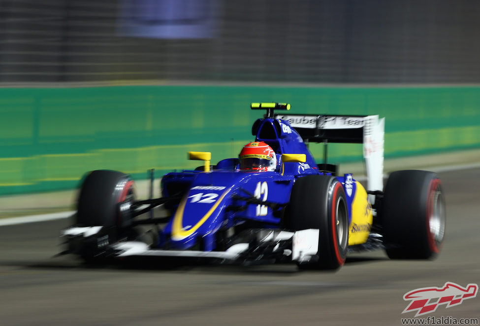 Felipe Nasr luchando con los neumáticos