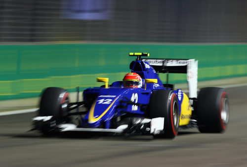 Felipe Nasr luchando con los neumáticos