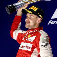 Un exultante Sebastian Vettel alza el trofeo en Singapur