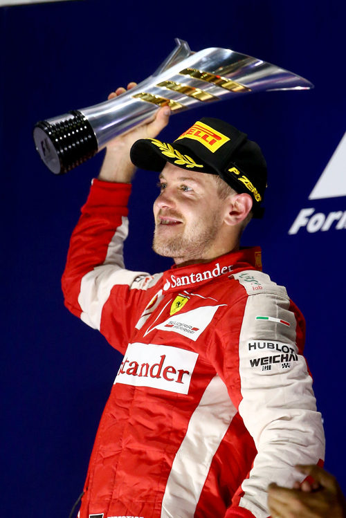 Un exultante Sebastian Vettel alza el trofeo en Singapur