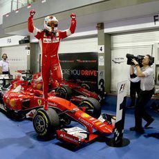 Sebastian Vettel celebra su triunfo sobre el SF15-T