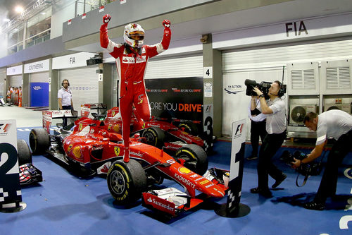 Sebastian Vettel celebra su triunfo sobre el SF15-T