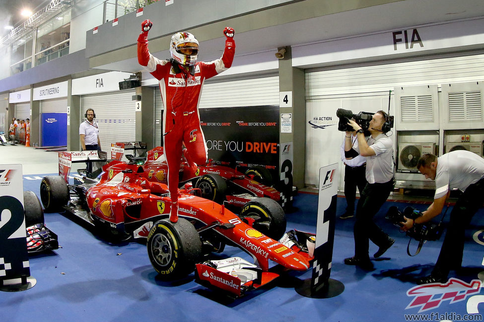Sebastian Vettel celebra su triunfo sobre el SF15-T