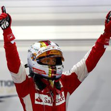 Sebastian Vettel vuelve a lo alto al ganar en Marina Bay