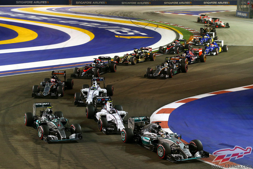 Los Mercedes no progresan en la salida del GP de Singapur