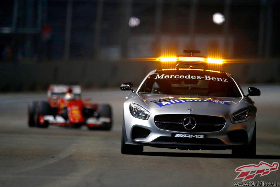 Sebastian Vettel tras el coche de seguridad