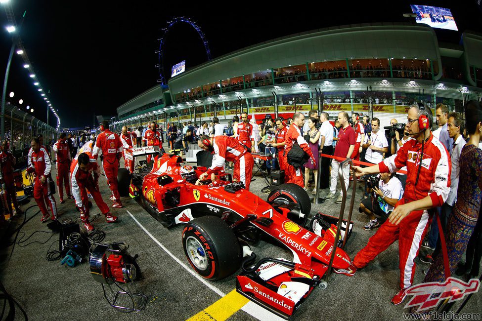 Kimi Raikkonen en la parrilla antes de la salida