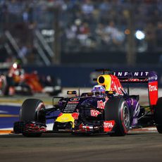 Daniel Ricciardo conteniendo a Kimi Raikkonen