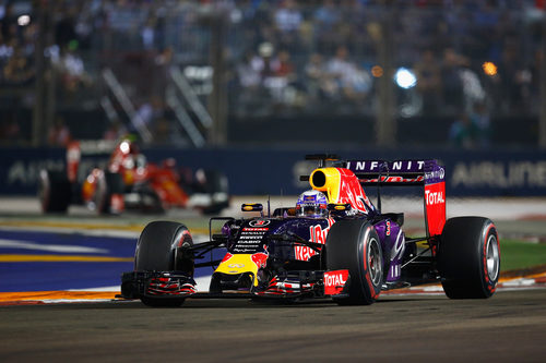 Daniel Ricciardo conteniendo a Kimi Raikkonen