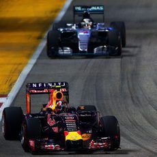 Daniil Kvyat perseguido por el Mercedes