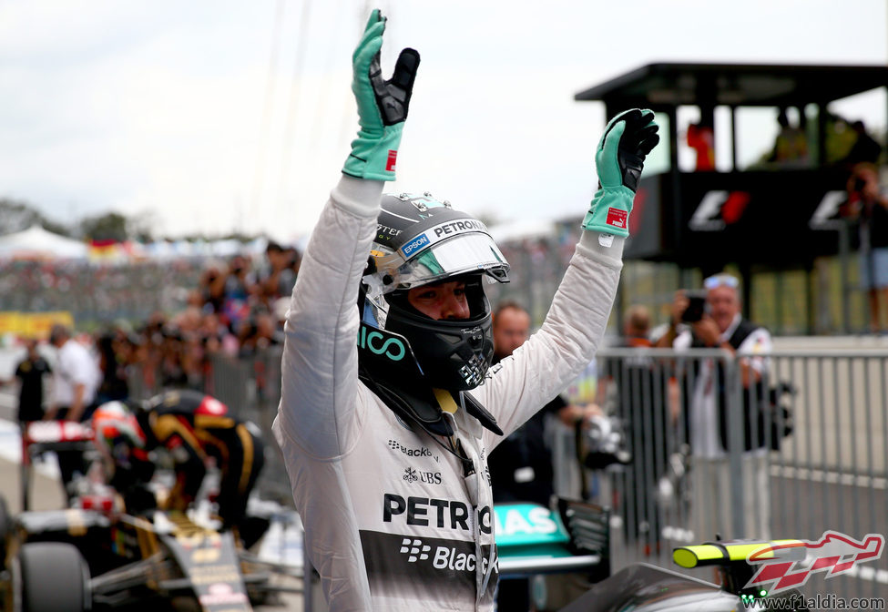 Nico Rosberg, eufórico tras conseguir la pole en la clasificación en Suzuka