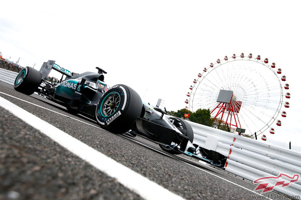 Lewis Hamilton sale a pista con el neumático blando