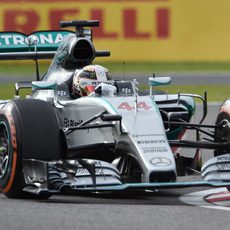 Lewis Hamilton trata de exprimir su monoplaza