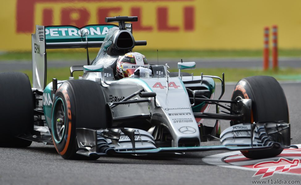 Lewis Hamilton trata de exprimir su monoplaza