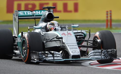 Lewis Hamilton trata de exprimir su monoplaza