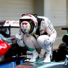 Lewis Hamilton celebra su victoria en Japón