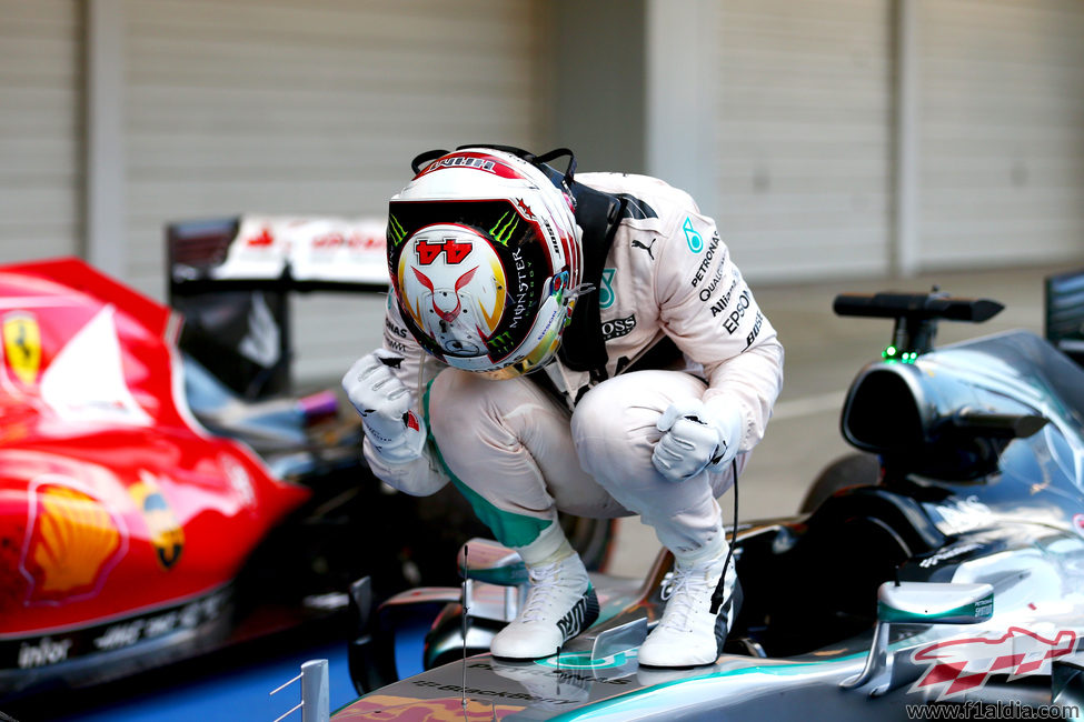 Lewis Hamilton celebra su victoria en Japón