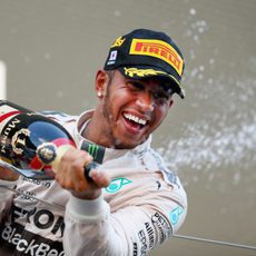 Chorro de champán de un sonriente Lewis Hamilton